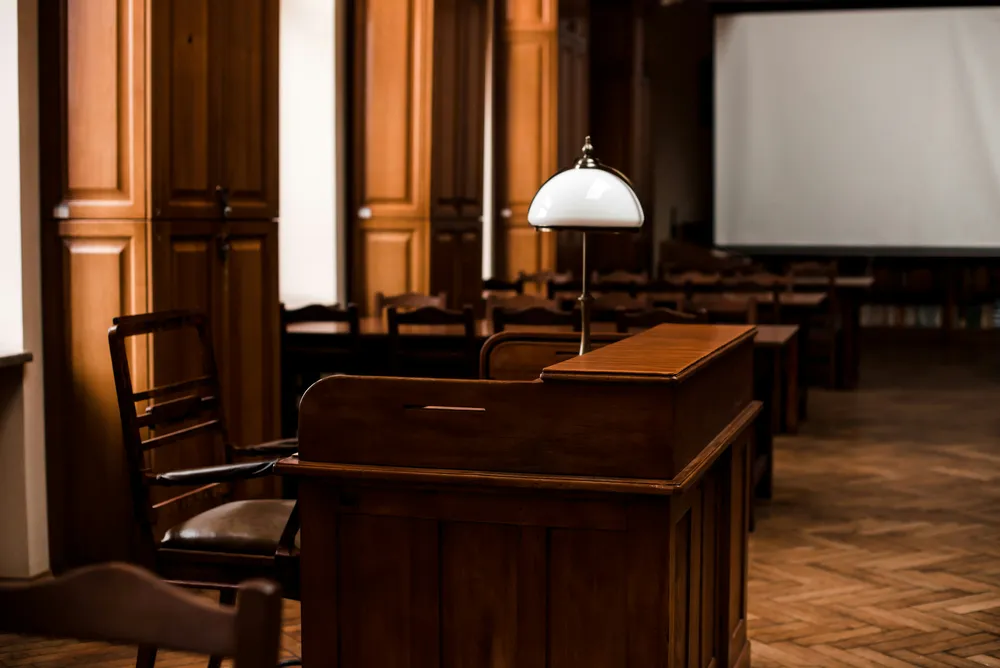 Sala de reuniones con biblioteca jurídica